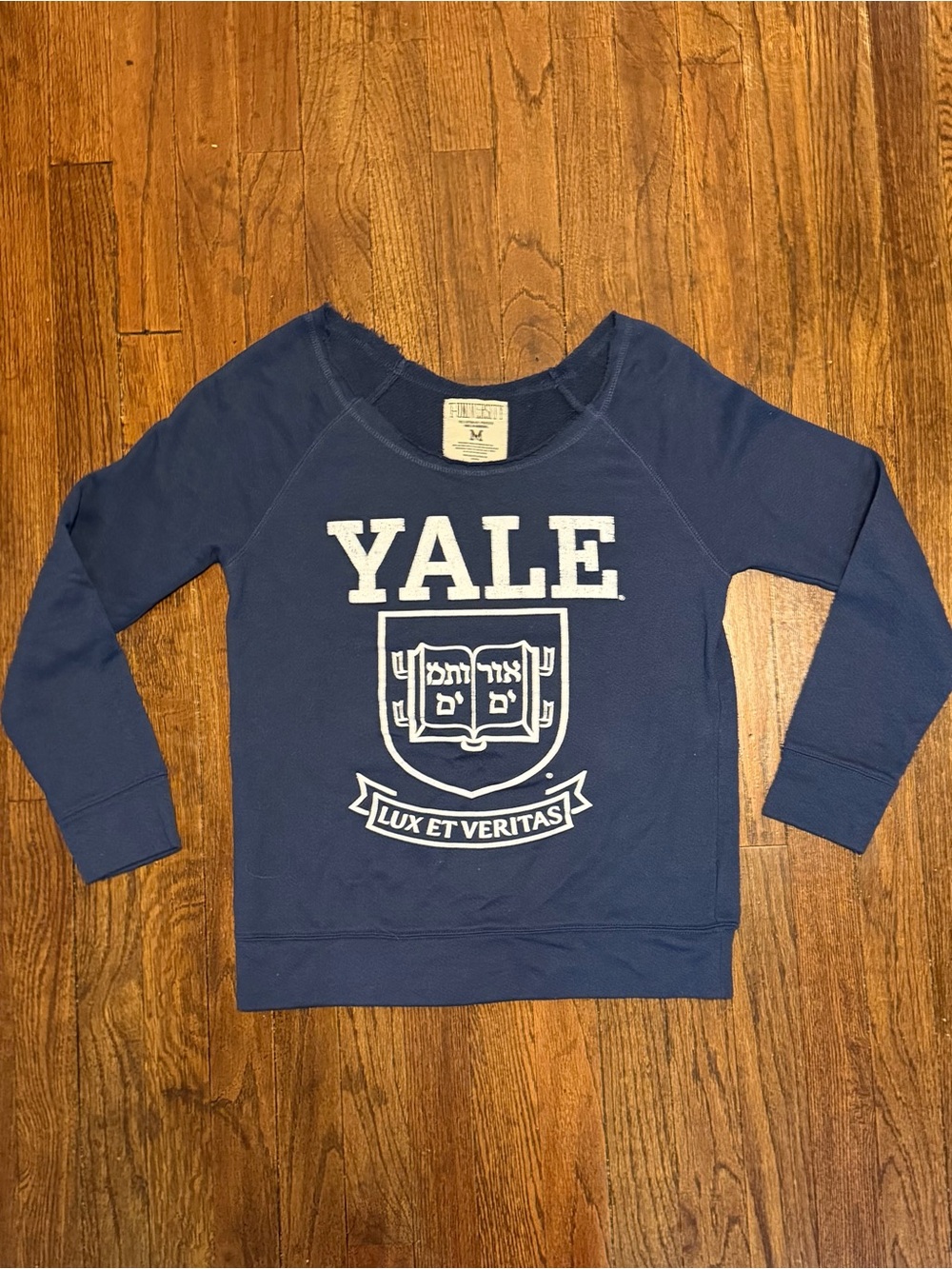 Yale University Women’s Sweatshirt Navy Blue Crest T-University Pullover, Medium